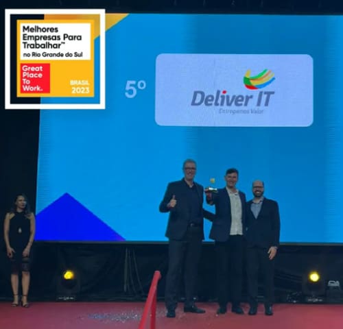 Equipe da Deliver IT no palco recebendo o prêmio GPTW 2023 de 5ª melhor empresa para trabalhar no Rio Grande do Sul