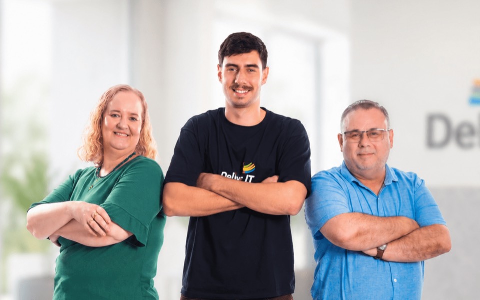 Três Delivers de braços cruzados no escritório da Deliver IT